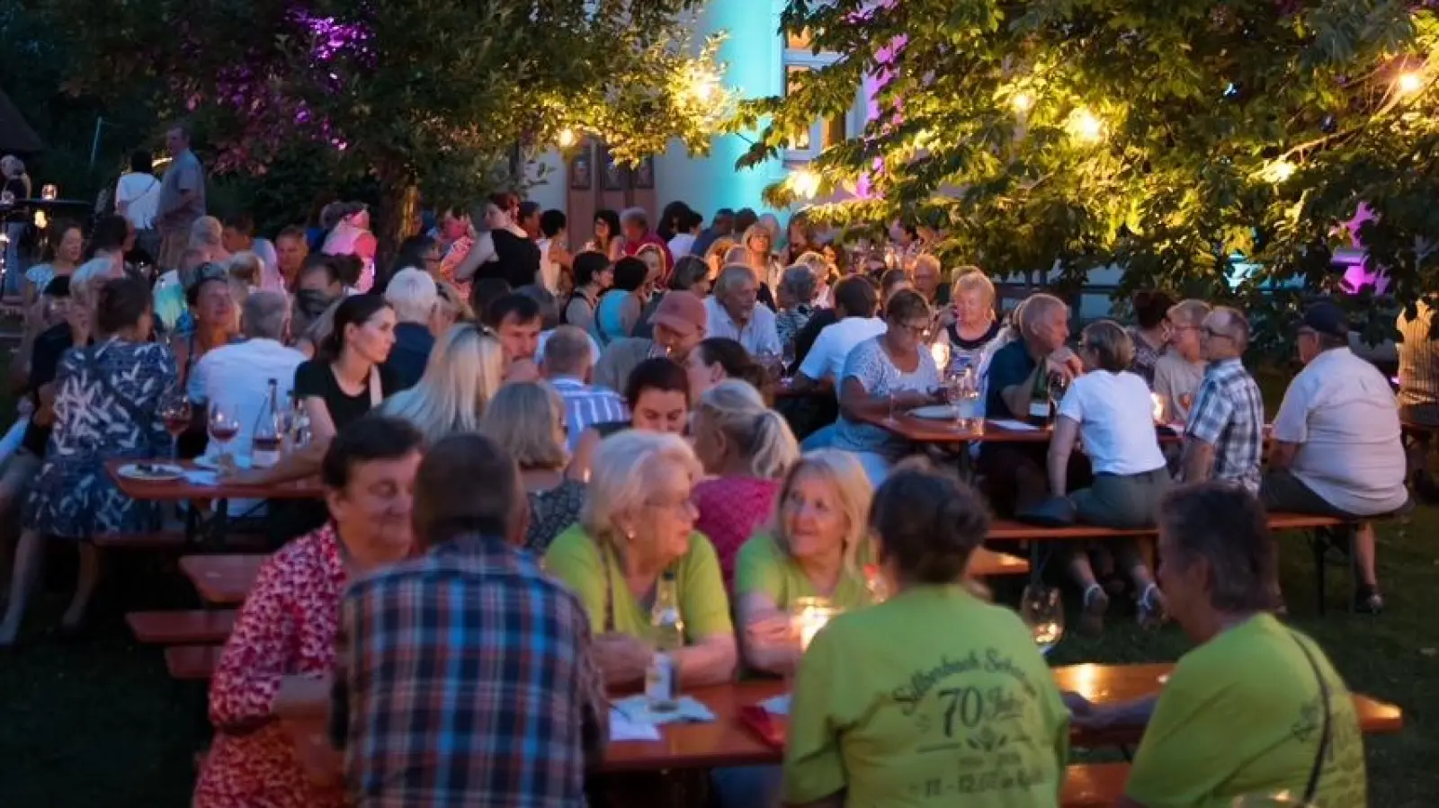 Stimmungsvolles Ambiente im Pfarrheimgarten (Bild: Maximilian Melzner)