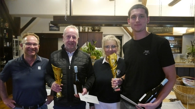 Die Bruttosieger Stefan Bernkopf (2. vl) und Jannick Schneller (rechts) mit der Initiatorin des Turniers Annett Jantosch und dem Präsidenten des GLC Oberpfälzer Wald Roland Wacker (Bild: Horst Jäger)