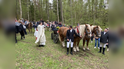 Nach dem Gottesdienst vor dem Brünnlkirchlein werden die Pferde gesegnet. (Bild: Raphael Haubelt (aub))
