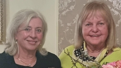 Marianne Kunz und Edeltraud Fischer (von links) gehören der Deutsch-Französischen Gesellschaft Waldsassen seit 60 Jahren an und waren bereits bei der Gründungsversammlung als Teenager dabei. (Bild: Karl-Heinrich Voh)