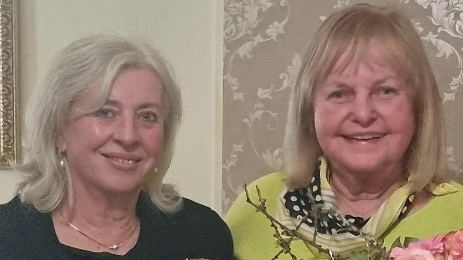 Marianne Kunz und Edeltraud Fischer (von links) gehören der Deutsch-Französischen Gesellschaft Waldsassen seit 60 Jahren an und waren bereits bei der Gründungsversammlung als Teenager dabei. (Bild: Karl-Heinrich Voh)