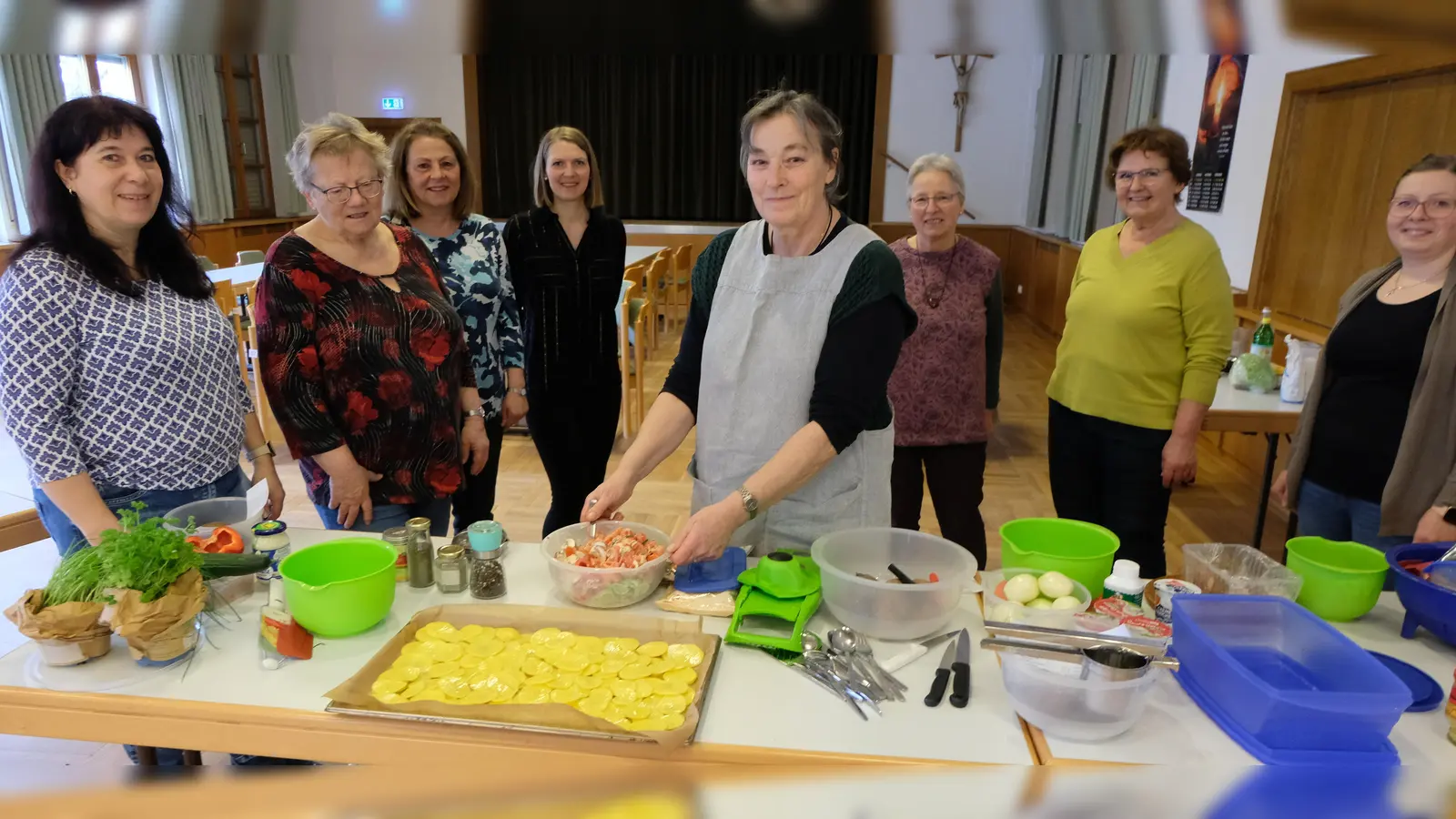 Wenn Kursleiterin Erika Brandl nach Floß kommt hat sie guten Zuspruch weil sie viel Interessantes zu erzählen weiß. (Bild: Fred Lehner)