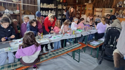 Fleißige Künstlerinnen und Künstler beim Basteln der Winterdekoration (Bild: Siegfried Krös)