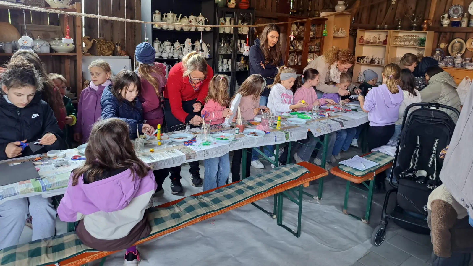 Fleißige Künstlerinnen und Künstler beim Basteln der Winterdekoration (Bild: Siegfried Krös)