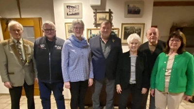 Unser Bild zeigt von links: Schützenmeister Johann Dotzler, Hans-Peter Weidner, Jutta Hampl, Georg Schlögl, Annemarie Luley, Josef Bauer und zweite Bürgermeisterin, Maria Schlögl, die ebenfalls herzlich gratulierte. (Bild: Lisa Weidner)