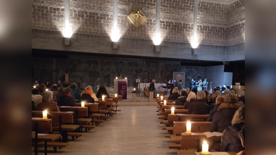 Der stimmungsvoll beleuchtete Kirchenraum mit Blick auf die drei Musikgruppen. (Bild: Patrick Hummer)
