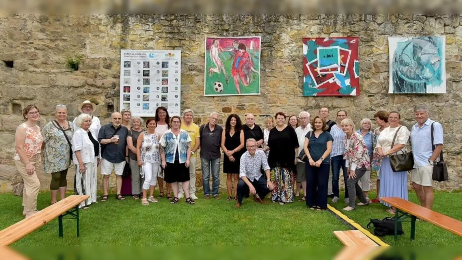 Die beteiligten Künstler, die Offiziellen und die Vertreter der Vereine OKV und UVUP vor den Werken an der Pilsener Stadtmauer. (Bild: Petra Vorsatz)