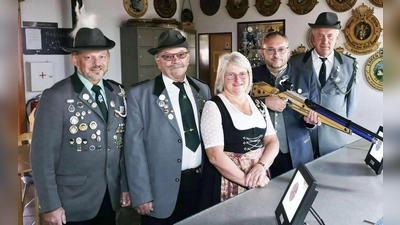 V.l.n.r.: Jeweils die 1. Schützenmeister Johannes Zeug (Frankenreuth), Rudolf Grundler (Waidhaus), Hildegard Werner (Pfrentsch), 1. Bürgermeister Markus Bauriedl, Josef Spitzner (Reichenau) (Bild: Johannes Zeug)