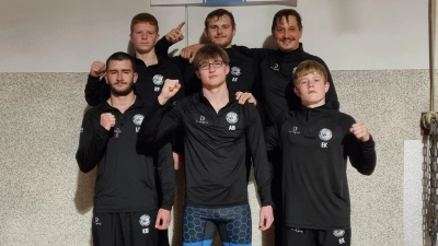 Gruppenfoto der Amberger Ringer: Untere Reihe (v.l.): Korbinian Beck, Nikita Zorn, Elias König Obere Reihe (v.l.): Richard Findling, Artur Freis, Filipp Linzer. (Bild: Christiane Schulze)