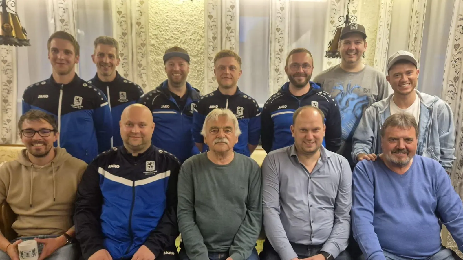 Das Bild zeigt (hinten von links) Vorsitzenden Fabian Brenner, Ehrenmitglied Hierold Günther, 2. Vorsitzenden Andreas Karl, Schriftführer Matthias Brenner, Kassier Daniel Bäumler, Michael Kleber, Maximilian Janda, und (vorne v.li) Wolfgang Völkl, Manuel Bringmann, Ehrenmitglied Max Karl, 2. Bürgermeister Thomas Kleber und Roland Hansl. (Bild: Karl Ziegler)