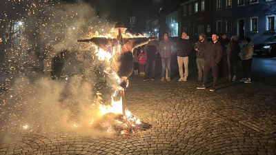 Der Wastl brennt und mit der brennenden Strohpuppe wird offiziell der Fasching 2024 in Luhe beerdigt.  (Bild: mh)