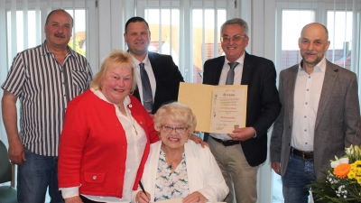 Die Ehrenmedaille der Gemeinde Tiefenbach für Helga Adelhoch. Mit Eintrag ins goldene Buch. Es gratulierten (v.rechts) Josef Königsberger, Ludwig Prögler, Martin Holler, Nikolaus Scherr und Freundin Heidi Betz. (Bild: Viola Scherr)