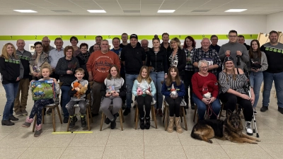 Die glücklichen Gewinnerinnen und Gewinner des diesjährigen Nussschießens. Schützenmeister Stefan Pregler (rechts im Bild) und sein Stellvertreter Thomas Glaser (zweiter von links) freuen sich über die vielen Teilnehmer.  (Bild: Melissa Wagner)