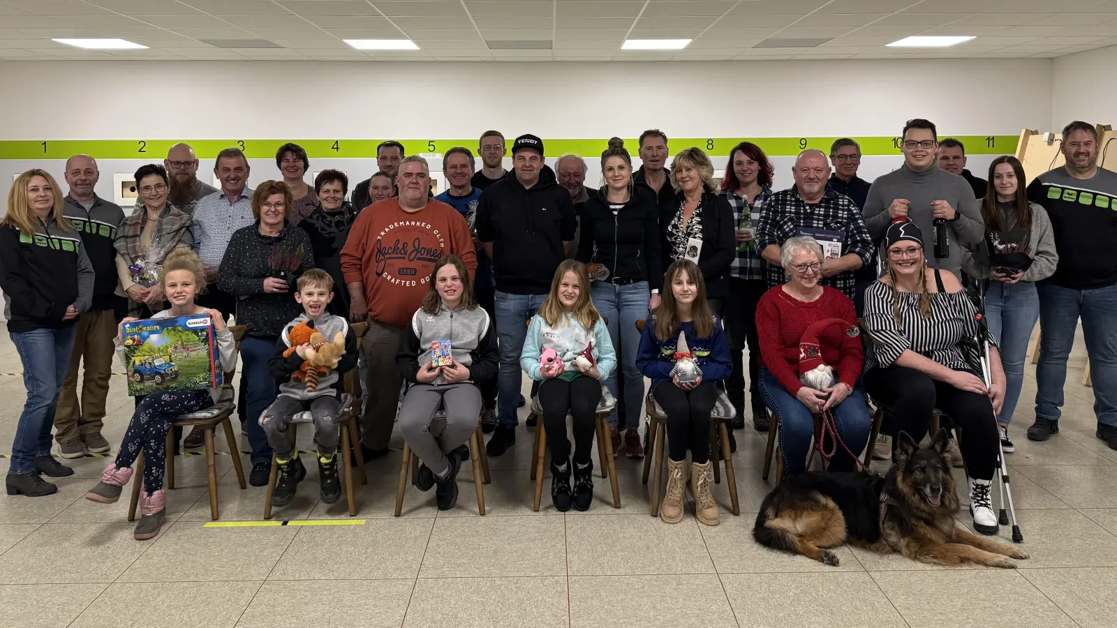 Die glücklichen Gewinnerinnen und Gewinner des diesjährigen Nussschießens. Schützenmeister Stefan Pregler (rechts im Bild) und sein Stellvertreter Thomas Glaser (zweiter von links) freuen sich über die vielen Teilnehmer.  (Bild: Melissa Wagner)