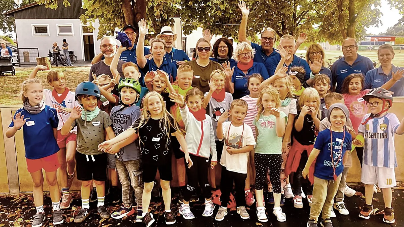 Mit Begeisterung meisterten die 22 Kinder die fünf Stationen der Schirmitzer Radlolympiade. Gemeinsam mit den Organisatoren stellten sie sich zum Erinnerungsfoto auf. (Bild: Reinhard Kreuzer)