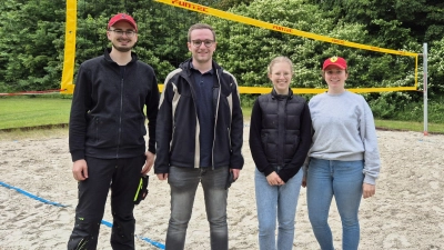 Die Vorstandschaft der JU Friedenfels freut sich über die gelungene Beachvolleyballfeld-Erneuerung im Freibad Friedenfels. Neben den Vorsitzenden Maximilian Heindl (1.v.l.) und Leonie Kaßeckert (2.v.r.) halfen Beisitzerin Annamaria Härtl (1.v.r) und Bürgermeisterkandidat Adrian Käß (2.v.l.) tatkräftig mit. (Bild: Gabriele Härtl)