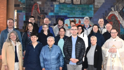 Die neuen Pfarrgemeinderäte wurden von Pfarrer Daniel Fenk (rechts) bei ihrer Amtseinführung in der Friedenskirche gesegnet. Mit auf dem Bild sind auch die ausgeschiedenen Mitglieder sowie Ruhestandspfarrer Ludwig Gradl und Gemeindereferentin Waltraud Dobmann. (Bild: Stephan Wolf)