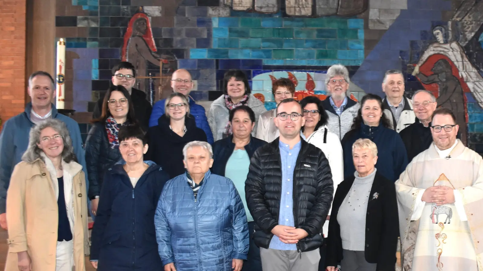 Die neuen Pfarrgemeinderäte wurden von Pfarrer Daniel Fenk (rechts) bei ihrer Amtseinführung in der Friedenskirche gesegnet. Mit auf dem Bild sind auch die ausgeschiedenen Mitglieder sowie Ruhestandspfarrer Ludwig Gradl und Gemeindereferentin Waltraud Dobmann. (Bild: Stephan Wolf)