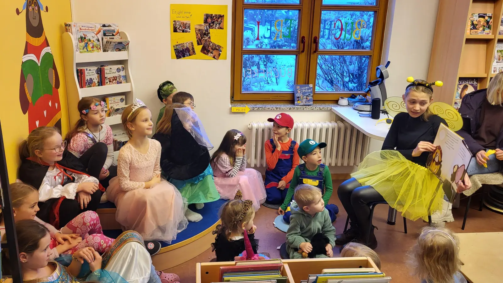 Ruhe vor dem Faschingssturm – Nach dem Vorlesen startete die lustige Faschingsparty. (Bild: Bettina Michl)