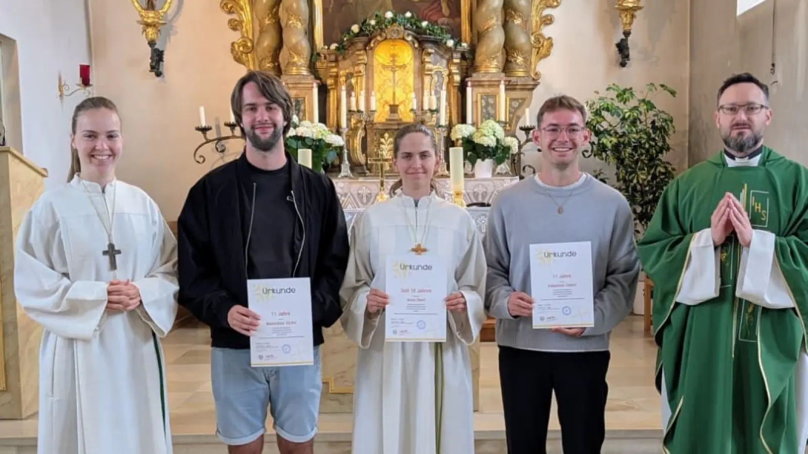 Oberministrantin Theresa Popp, Maximilian Ströhl, Anna Ebert, Sebastian Zeberl und Pfarrer Johannes Arweck (Bild: Manuela Popp)