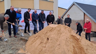 der Spatenstich für das neuen katholische Pfarrzentrum in Mantel (Bild: Priska Hofmann)