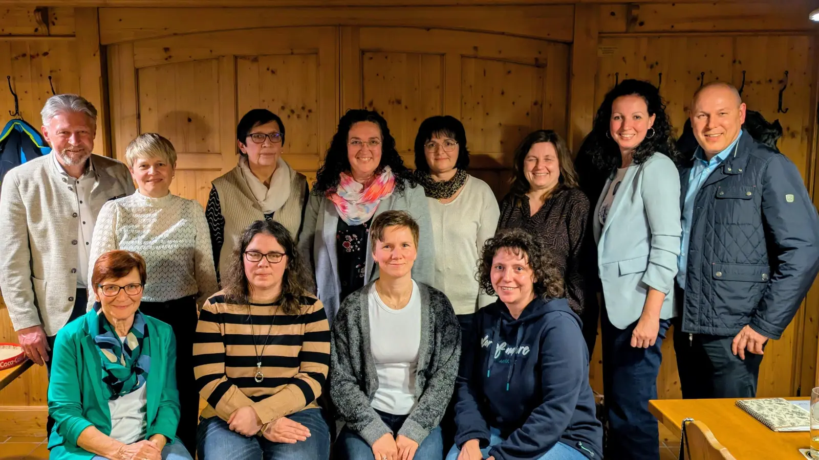 Die neu gewählte Vorstandschaft mit Gästen vorne v.l. Beisitzerin Rita Lang, Delegierte Tanja Schedl, Beisitzerin Daniela Zölch, Stellv. Vorsitzende Ramona Roderer hinten v.l. 1. BM Lothar Müller, Stellv. Vorsitzende Tanja Beer, Beisitzerin Christine Rögner, 1. Vorsitzende Tina Zeitler, Beisitzerin Martina Gleißner, Schriftführerin Luzia Richtmann, Kassenprüferin Melanie Preisinger, DO-Vorsitzender Markus Preisinger (Bild: Tina Zeitler)