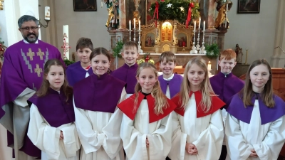 Neun neue Ministranten, alle kommen aus Irchenrieth, wurden durch Pfarrer Jo Kurian am 4. Adventsonntag in der Pfarrei Michldorf feierlich in ihren Dienst eingeführt. (Bild: Albert Gruber)