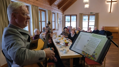 Pfarrer Wilfried Römischer wusste mit seiner Auslegung und dem Motto:“ Siehe ich mache alles neu“ die Senioren zu begeistern. Ein Jahresauftakt, der Hoffnung Kraft und Zuversicht ausstrahlte.  (Bild: Fred Lehner)