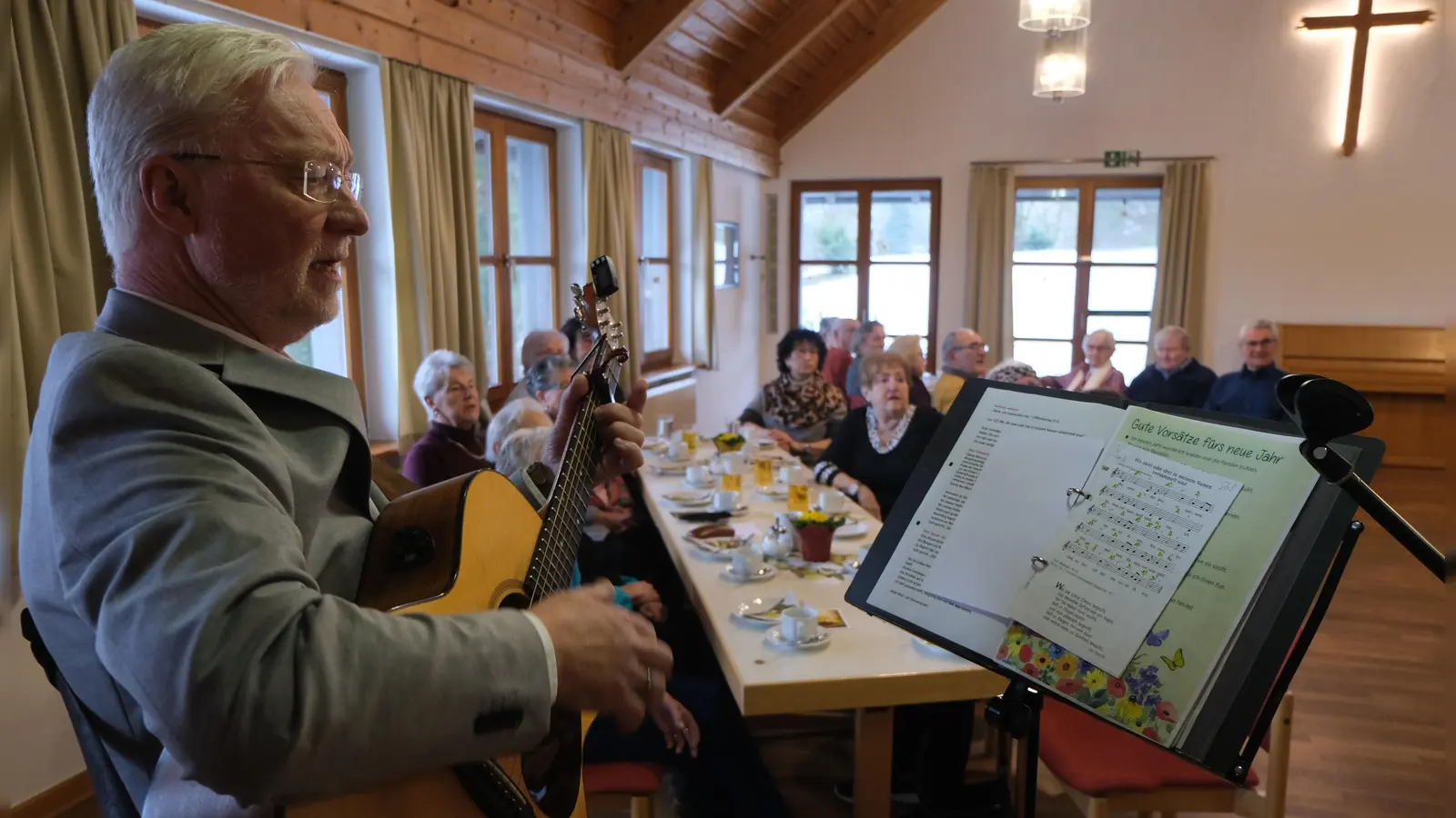 Pfarrer Wilfried Römischer wusste mit seiner Auslegung und dem Motto:“ Siehe ich mache alles neu“ die Senioren zu begeistern. Ein Jahresauftakt, der Hoffnung Kraft und Zuversicht ausstrahlte.  (Bild: Fred Lehner)