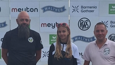 Sophia mit ihren Trainern. Papa Michael Hautmann, Jugendleiter und Trainer in der SG und Trainer Horst Hautmann. (Bild: Gisela Kuhbandner)