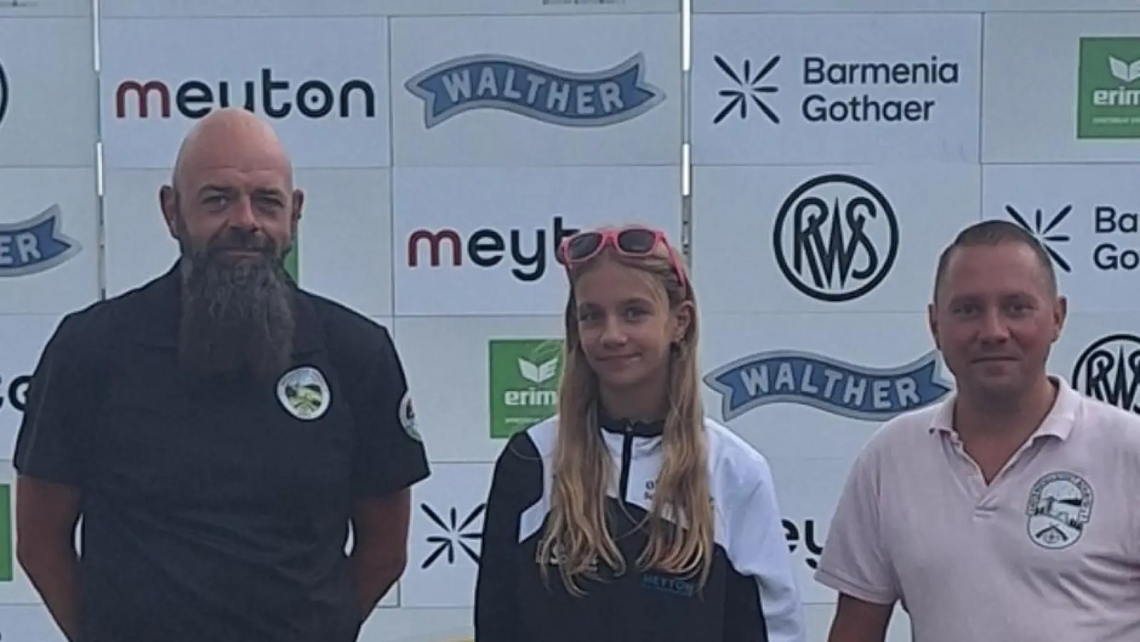 Sophia mit ihren Trainern. Papa Michael Hautmann, Jugendleiter und Trainer in der SG und Trainer Horst Hautmann. (Bild: Gisela Kuhbandner)
