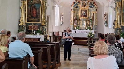 Christine Meinl mit den Teilnehmern in der Maria-Hilf-Kirche auf dem Annaberg. (Bild: Christine Buchfelder )