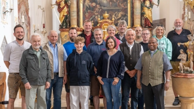 Die Vertreter der Lintacher Vereine und Gruppierungen zusammen mit Pfarrer Moses Gudapati (vorne rechts), Waltraud Glöckner vom Pfarrgemeinderat (2. Reihe rechts) sowie den ehemaligen Kirchenpflegern Walter Jokiel und Franz Weiß (2. und 3. v. l.) in der frisch sanierten Pfarrkirche St. Walburga. (Bild: Michael Weiß)