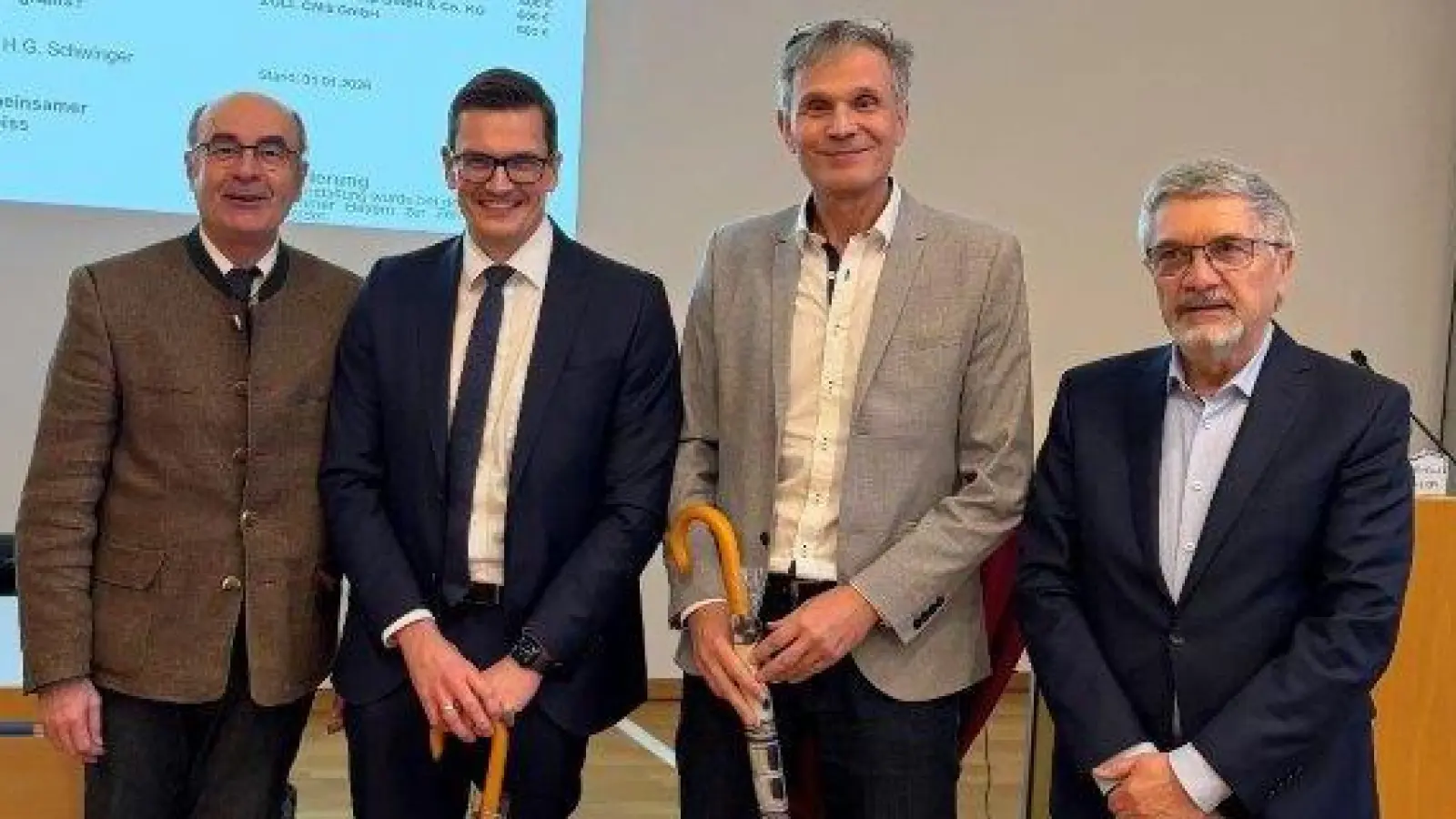  Prof. Dr. Robert H.G. Schwinger, Prof. Dr. Christoph M. Birner, Prof. Dr. Harald Rupprecht und Dr. Constantin Held (von links) tauschten sich als Experten über Risikofaktoren für kardiovaskuläre Erkrankungen aus.  (Bild: Friedrich Peterhans)