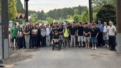 Schülerinnen und Schüler der 8.Jahrgangstufe erkunden Garten Punzmann. (Bild: Alexander Gröger)
