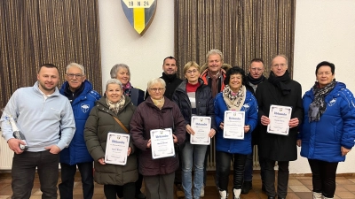 Der ASV Neustadt ehrt Karin Bauer, Johanna Witt, Maria Hecht, Jutta Gräf, Dieter Neubauer, Waltraud Neubauer-Zupfer und Thomas Sturm für langjährige Mitgliedschaft. Vorstand Juan Vilas (zweiter von links), zweiter Vorstand Michael Vogl (dritter von rechts) und Schriftführerin Renate Zupfer-Vilas (rechts) gratulieren. (Bild: Lena Bauer)