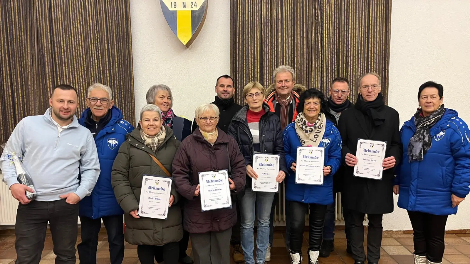 Der ASV Neustadt ehrt Karin Bauer, Johanna Witt, Maria Hecht, Jutta Gräf, Dieter Neubauer, Waltraud Neubauer-Zupfer und Thomas Sturm für langjährige Mitgliedschaft. Vorstand Juan Vilas (zweiter von links), zweiter Vorstand Michael Vogl (dritter von rechts) und Schriftführerin Renate Zupfer-Vilas (rechts) gratulieren. (Bild: Lena Bauer)