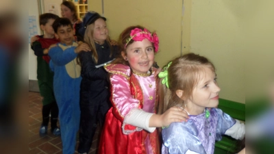 Eine Polonaise durch das Schulhaus eröffnete die Faschingsfete. (Bild: Gabriela Bäumler)