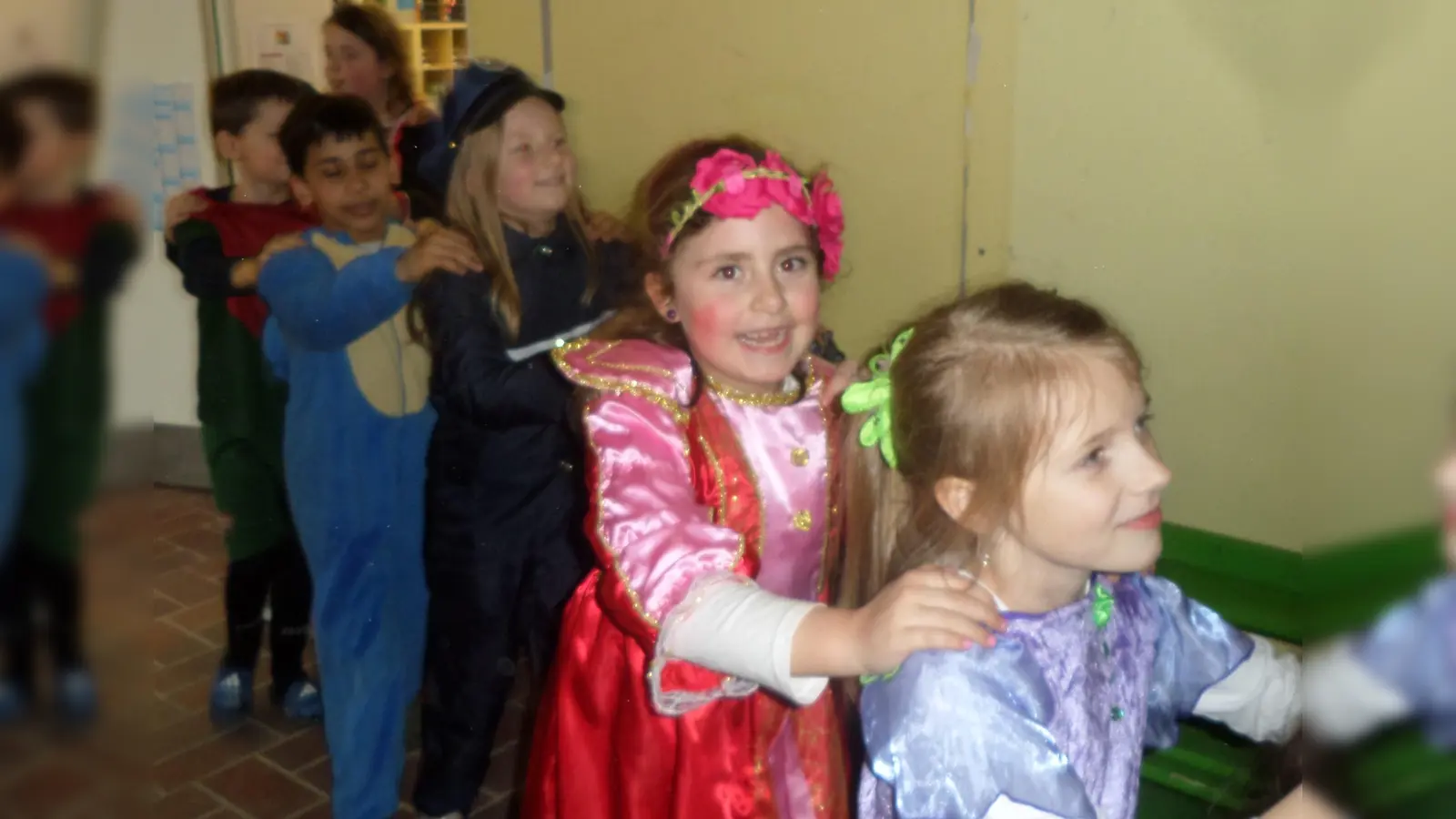 Eine Polonaise durch das Schulhaus eröffnete die Faschingsfete. (Bild: Gabriela Bäumler)