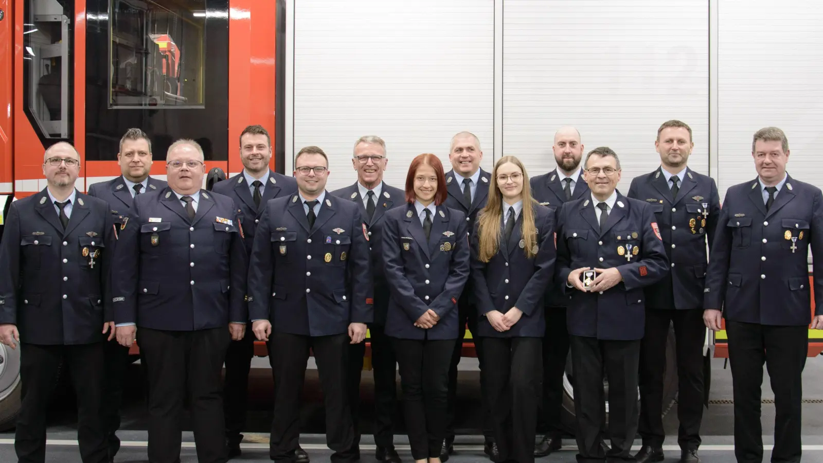 Die beförderten und geehrten aktiven Mitglieder der Feuerwehr Tirschenreuth gemeinsam mit Vorständen, Kommandanten und Bürgermeister. (Bild: Lukas Fenzl)