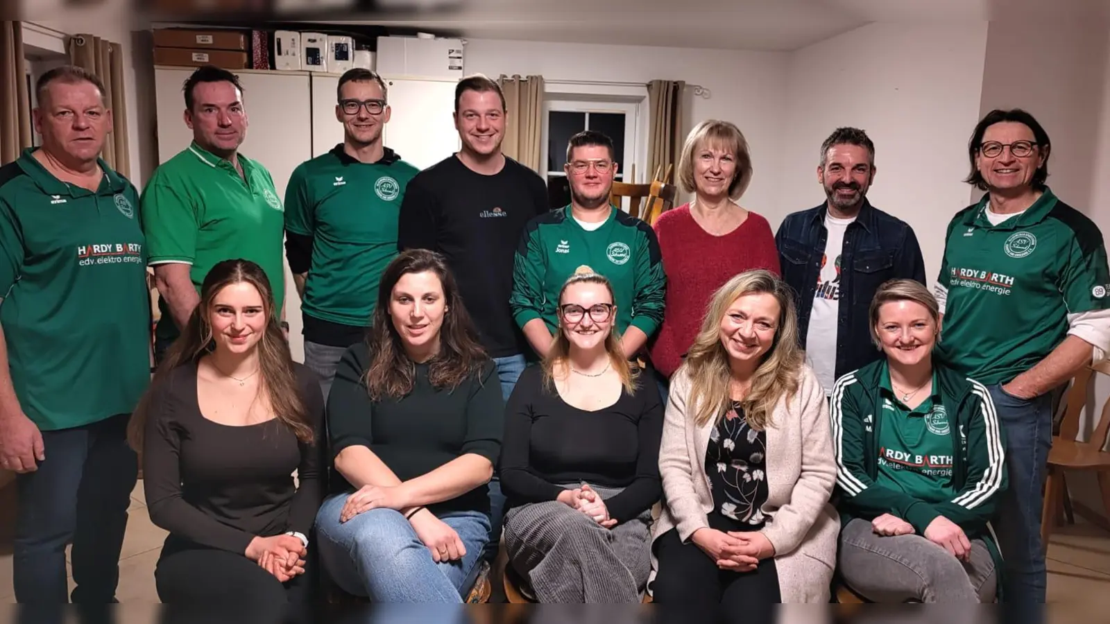 Ausgeschiedene und neu gewählte Sparten- und Jugendleiter: Stehend v.l.n.r.: 2. Vorstand Thomas Nitzbon, Helmut Graf, Jürgen Maderer, Max Nitzbon, Jonas Huber, Bürgermeisterin Brigitte Bachmann-Mühlinghaus, Elmar Halk, 1. Vorstand Thomas Melzer. Sitzend v.l.n.r.: Alica Fischer, Katja Braun, Elisa Richthammer, Daniela Barth-Geitner, Ramona Glaske.  (Bild: Norbert Nagelschmidt)