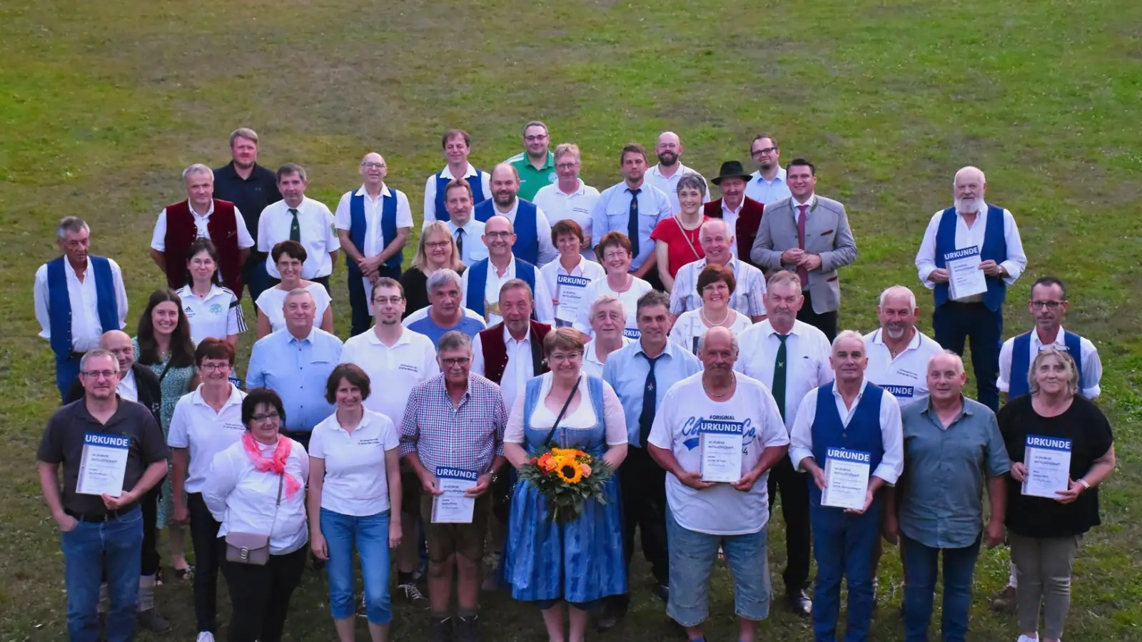 Die Schirmherrn stellten sich gemeinsam mit den Geehrten für ein Gruppenfoto auf. (Bild: Stefan Ebenschwanger)