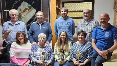 Schützenmeister Johannes Zeug gratuliert den Gewinnerpaaren des traditionellen „Er- und Sie”-Schiessens (Bild: Andreas Ringholz)