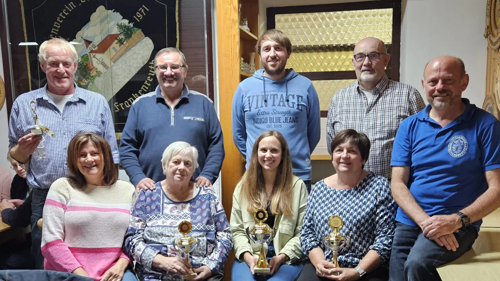 Schützenmeister Johannes Zeug gratuliert den Gewinnerpaaren des traditionellen „Er- und Sie”-Schiessens (Bild: Andreas Ringholz)