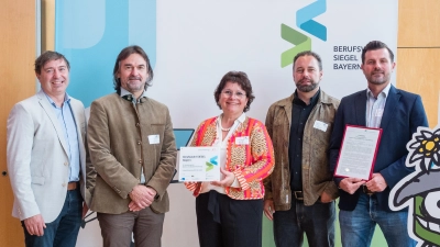 Über die Auszeichnung der Lobkowitz-Realschule mit dem Berufswahl-SIEGEL freuen sich ZwRSK Matthias Bösl, RSK Ramon Gomez-Islinger, RSDin Irene Sebald, SemR Alexander Gröger und StR Philipp Siegert (v.l.n.r.). (Bild: Stefan Winterstetter)