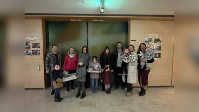 Übergabe des Geschenkes durch Vertreter des Elternbeirates des Kindergartens St. Marien zusammen mit Kindern sowie der Kindergartenleitung Frau Anna-Maria Bauer an die Pflegedienstleiterin Hannelore Rückerl und die Geschäftsführerin Michaela Mösbauer (Bild: Regina Schwindler)