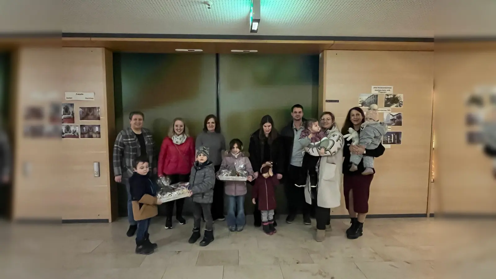 Übergabe des Geschenkes durch Vertreter des Elternbeirates des Kindergartens St. Marien zusammen mit Kindern sowie der Kindergartenleitung Frau Anna-Maria Bauer an die Pflegedienstleiterin Hannelore Rückerl und die Geschäftsführerin Michaela Mösbauer (Bild: Regina Schwindler)