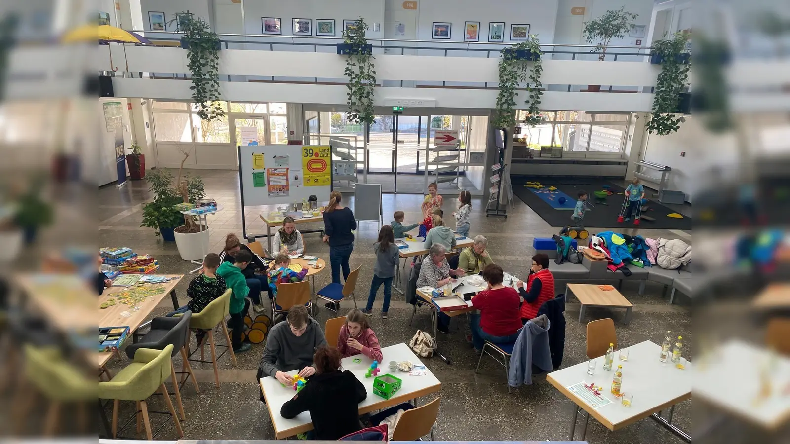 Die monatlichen Brettspielnachmittage im Foyer des LCC erfreuen sich großer Beliebtheit (Bild: Christine Frankerl)