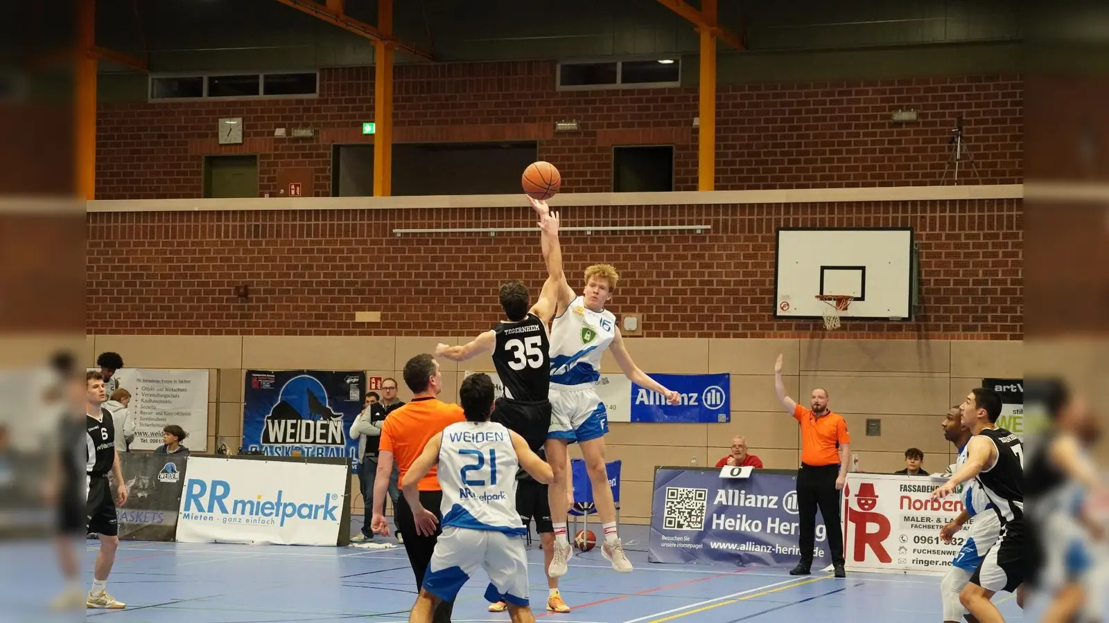 Paul Kreutzmeier (weisses Trikot) beim Jump in einem Heimspiel beobachtet von Benjamin Pradenas (Nr 21) (Bild: Jürgen Masching)