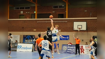 Paul Kreutzmeier (weisses Trikot) beim Jump in einem Heimspiel beobachtet von Benjamin Pradenas (Nr 21) (Bild: Jürgen Masching)